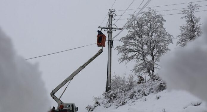 Peja dhe Gjakova mbeten pa rrymë si shkak i borës dhe erërave të forta