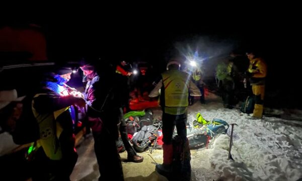 Helikopteri i KFOR’it amerikan u fut në territorin e Shqipërisë për t’i bartur- si u shpëtuan dy zviceranët që i zuri orteku