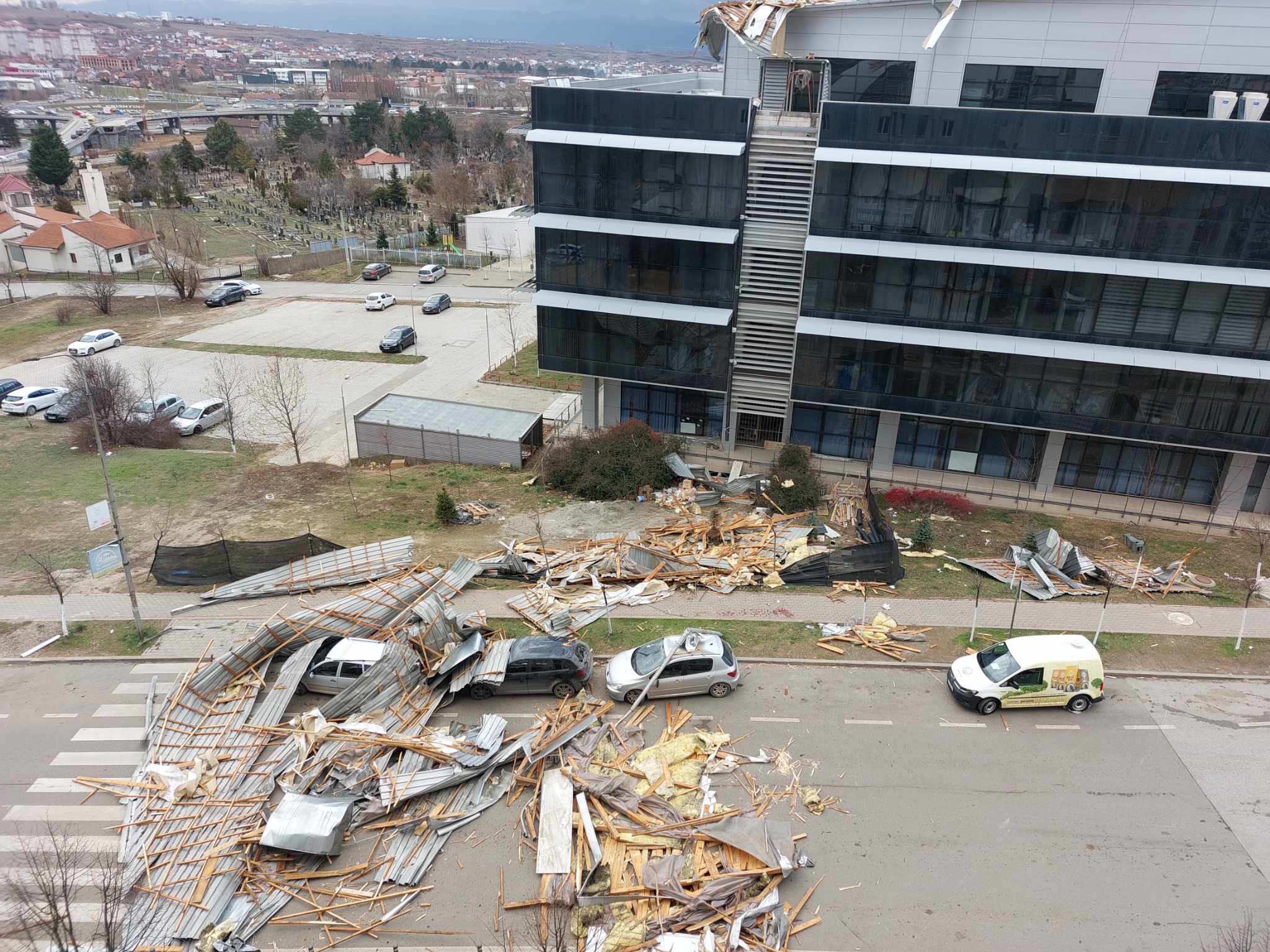 23-vjeçarja që u lëndua nga rënia e kulmit në Prishtinë vazhdon të qëndrojë e fjetur me barna