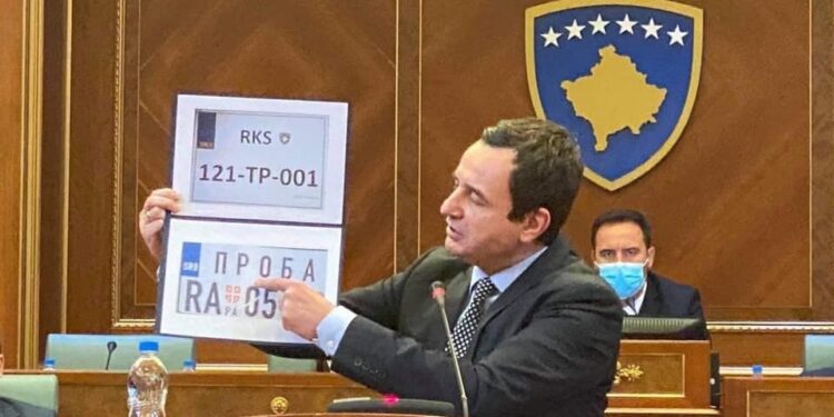 Kurti: Targat RKS qarkullojnë lirshëm e hapur nëpër territorin e Serbisë