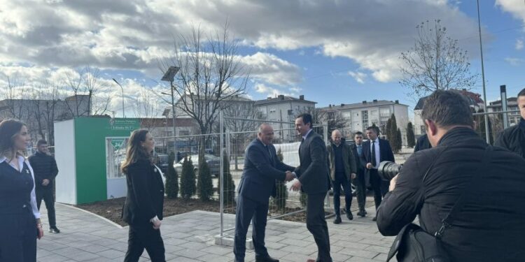Kurti i shkon në vizitë kryetarit të Podujevës, Shpejtim Bulliqi