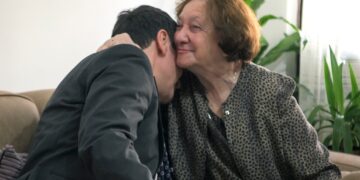 Kurti kalon pasditën e së dielës me njërën ndër kompozitoret e para të Kosovës, Pranvera Badivukun