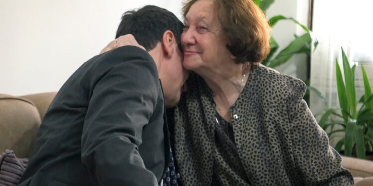 Kurti kalon pasditën e së dielës me njërën ndër kompozitoret e para të Kosovës, Pranvera Badivukun