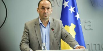 Paditet ministri, Liburn Aliu, pajisi me leje mjedisore kompaninë ‘Kelkos’