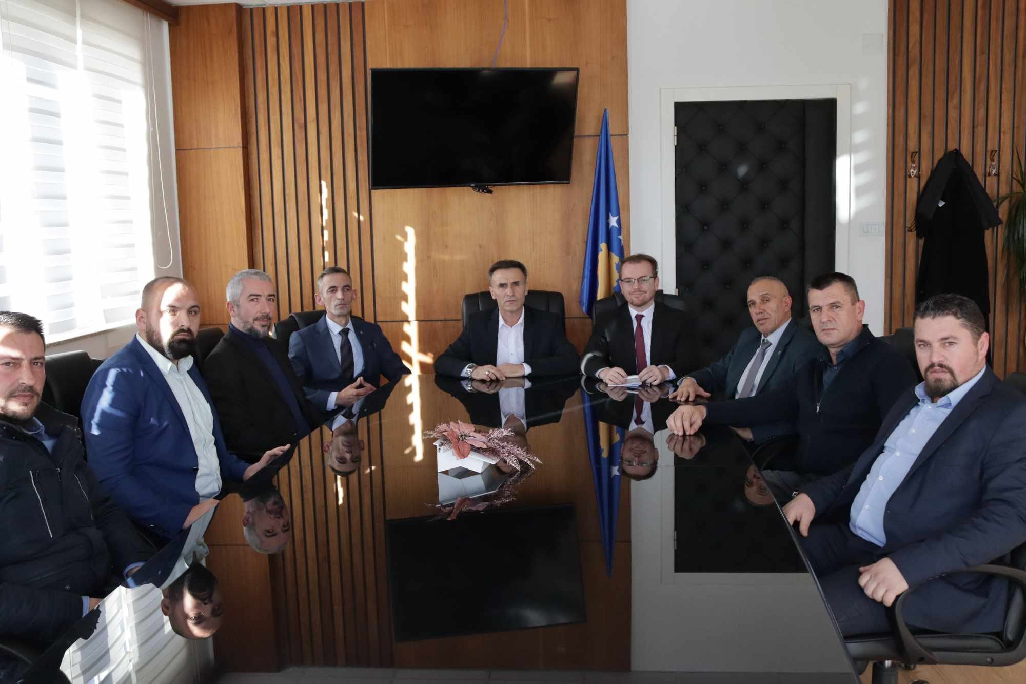 Vokrri i VV-së bashkë me tre kryetarët e Veriut i shkojnë në konak Lulzim Hetemit