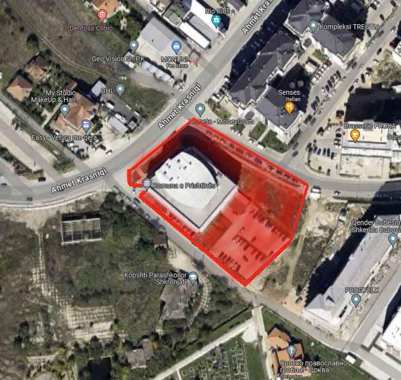 Rihapen për qarkullim rrugët rreth objektit të Komunës së Prishtinës që i ra kulmi, ndalohet parkimi i veturave përreth