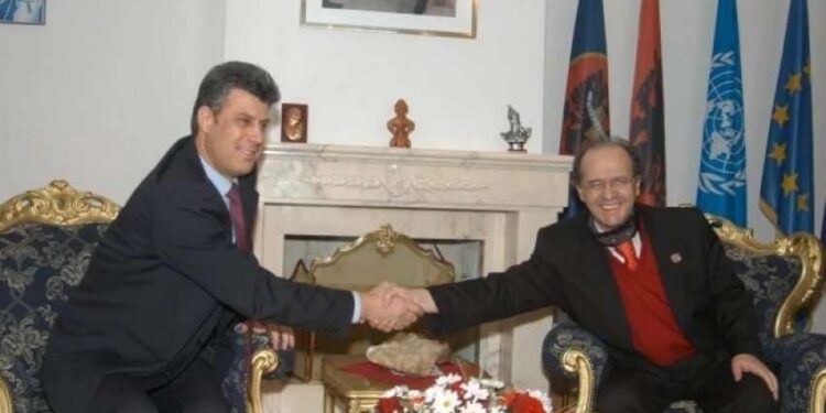 Abazi: Rugova ka bërë historinë më të ndritshme të shqiptarëve duke i zgjatur dorën edhe Thaçit edhe Haradinajt