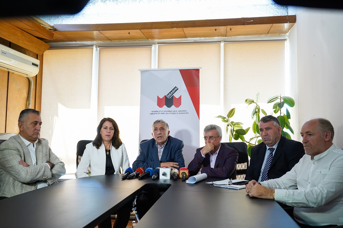 SBAShK-u: 500-600 mësimdhënës kanë kërkuar pushim pa pagesë që të largohen nga Kosova