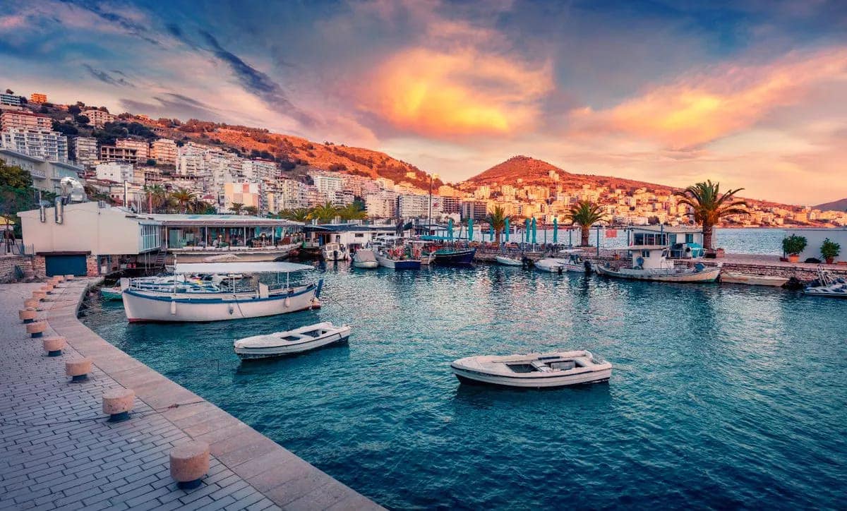 “Çmime të mira dhe resorte të bukura”, media britanike sugjeron Shqipërinë si destinacion veror