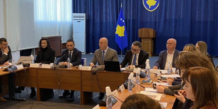Haradinaj: AAK-ja kundërshton çdo tendencë për zhvlerësimin e familjes