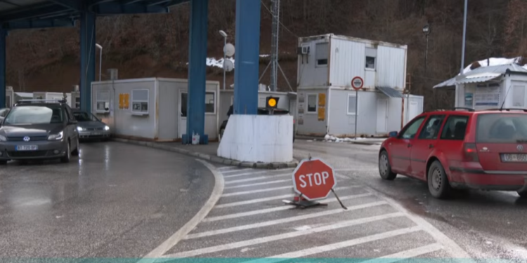 Veturat me targa RKS hyjnë në Serbi pa stikersa
