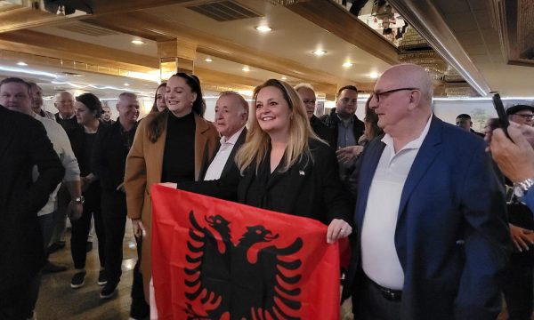 Violeta Berisha në krye të bashkisë në SHBA, uron Begaj: Moment historik për komunitetin shqiptar