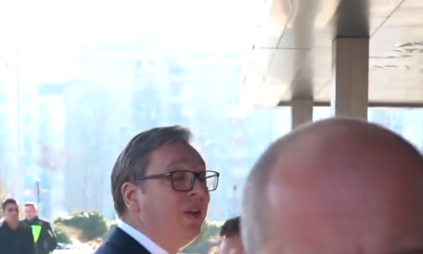”Përse kështu silleni me Sanduloviqin?” Vuçiq i ikë pytjes së gazetarit shqiptar në Shkup