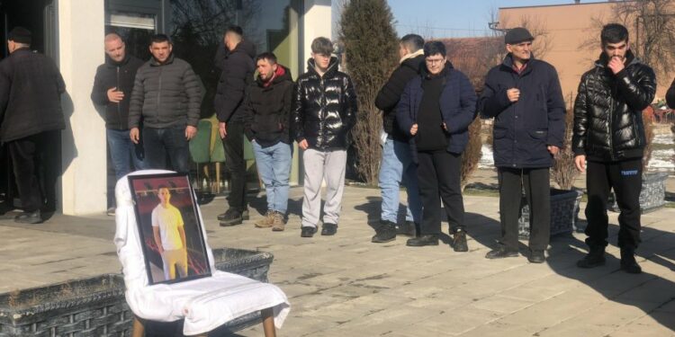 Xhaxhai i 18-vjeçarit të ndjerë ka hapur derën për ngushëllime në Podujevë