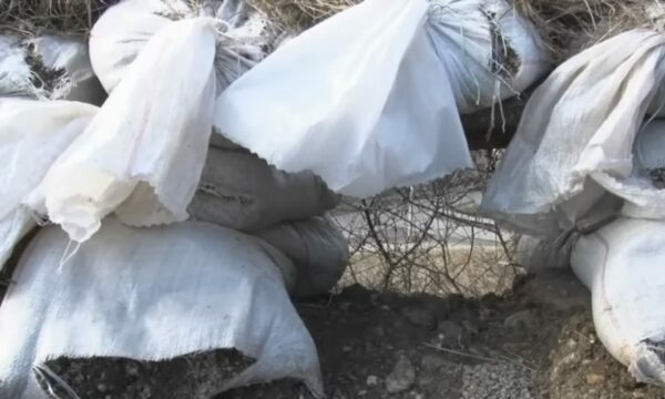 Bastiset një objekt në Zveçan, u gjetën thasë me rërë që përdoren për bllokim rrugësh