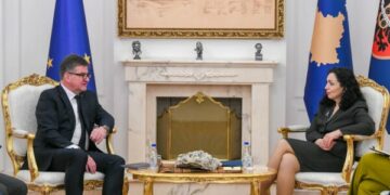 Alarmit për ‘deadline’ i bashkohet edhe Presidentja: S’ka mbetur shumë kohë ,mandati i Lajçakut deri në verë