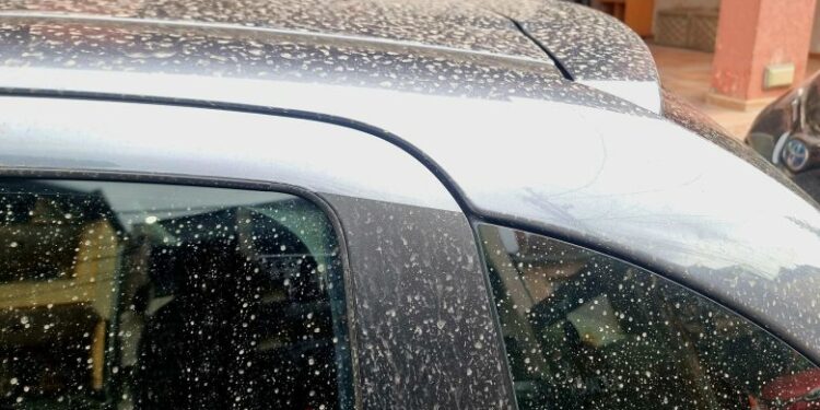Shiu me baltë si pasojë pluhurit saharian – pamje nga Prishtina