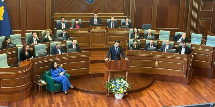 Abdixhiku citon Rugovën: ‘Shtëpia nuk mbahet pa miq’