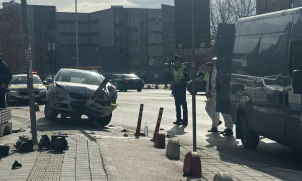Largohet nga vendi i ngjarjes trupi i mbuluar i personit që u shkel nga vetura
