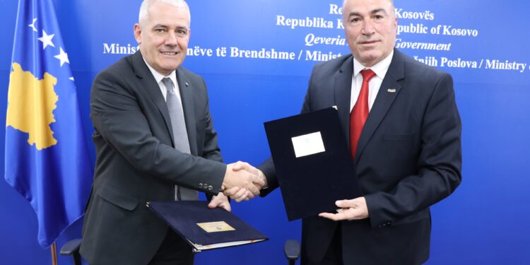 Nënshkruhet memorandum bashkëpunimi për ofrimin e zbritjes në produkte për zjarrfikësit dhe zyrtarët policorë