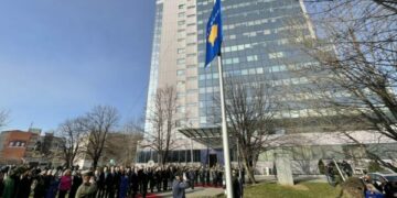 Bëhet ngritja solemne e flamurit në 16-vjetorin e Pavarësisë