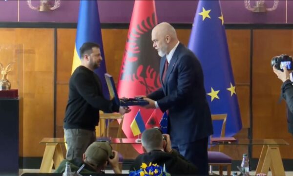 Zelensky i dorëzon Ramës Urdhrin e Princit “Jaroslav i Urti”