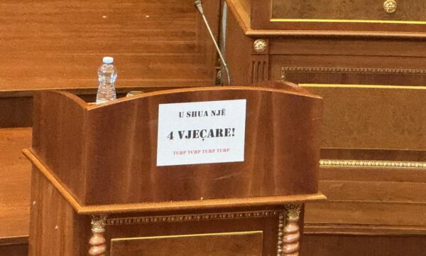 “U shua një katërvjeçare”, Turp” – Haki Abazi vendos një mbishkrim në foltoren e Kuvendit