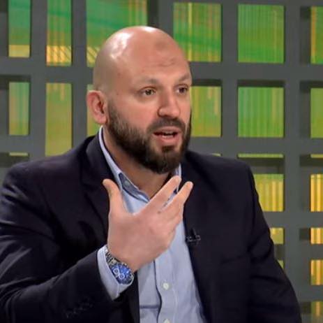 Gëzim Kelmendi komenton deklarimet e Shefqet Krasniqit për Shkurte Fejzën: E paska lavdëruar