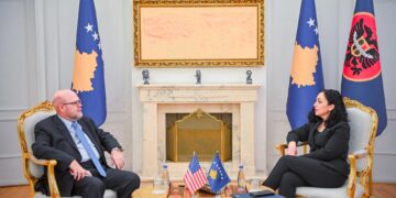Osmani me ambasadorin amerikan bisedon për planin e tranzicionit për zbatimin e rregullores së BQK-së