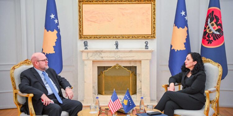 Osmani me ambasadorin amerikan bisedon për planin e tranzicionit për zbatimin e rregullores së BQK-së