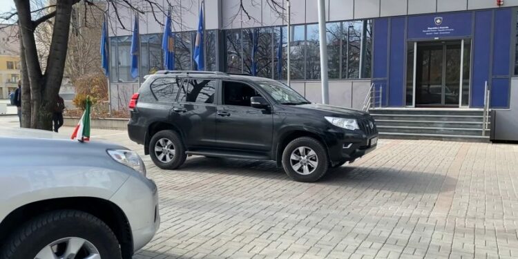 Ambasadorët i shkojnë në takim Kurtit