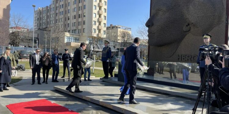 Krerët institucionalë bëjnë nderime te Monumenti “Heroinat” dhe ai i Policëve të rënë në detyrë