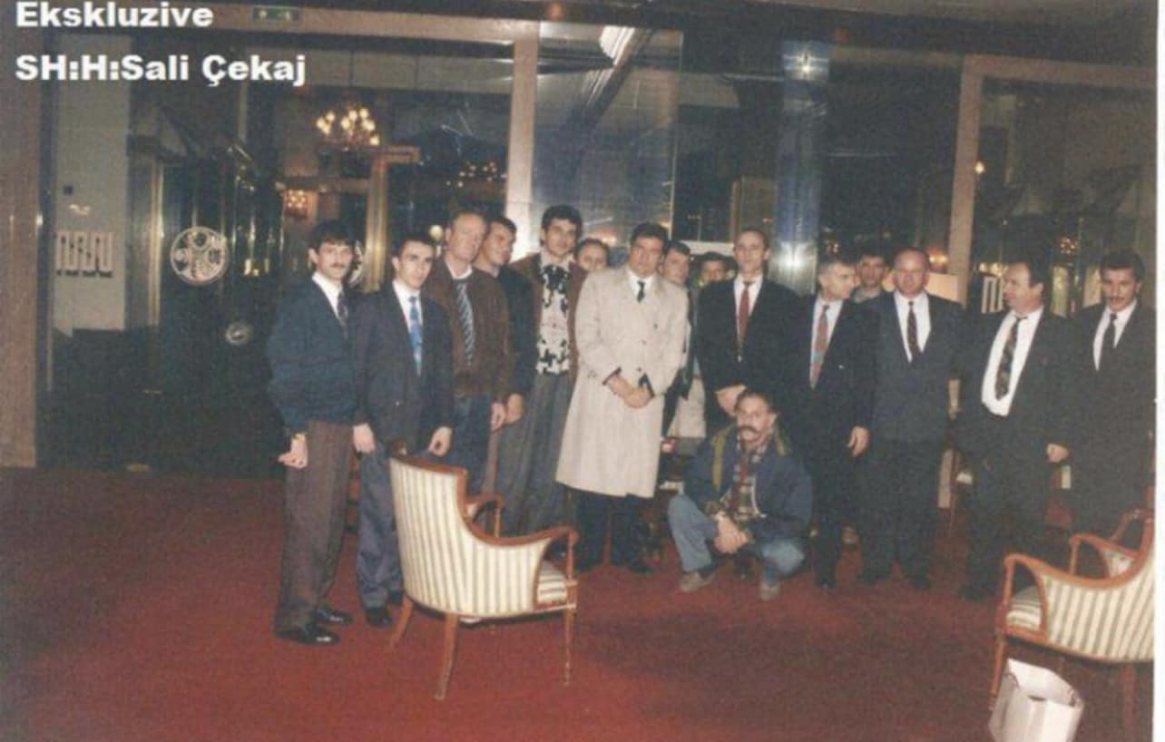 Sali Berisha poston një fotografi me Adem Jasharin dhe bashkëluftëtarët e tij