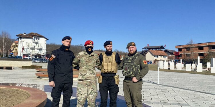 Katër shokë me uniformë ushtarake të UÇK-së, bëjnë homazhe në Prekaz