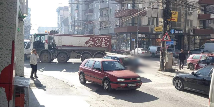 LAJM I RËNDË: Vdes këmbësorja që u godit nga kamioni në Fushë-Kosovë
