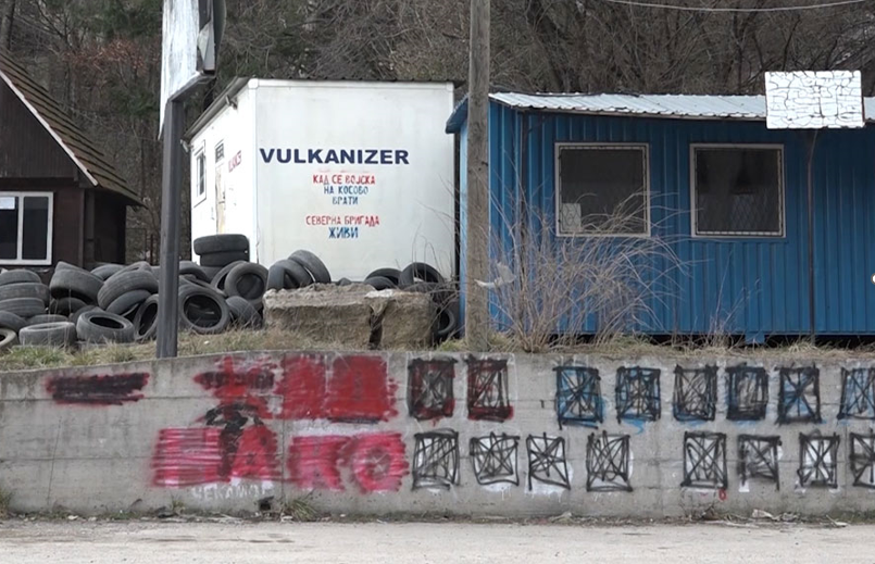 Grafite famëkeqe dhe përçarëse serbe në Veri: Policia jep detaje
