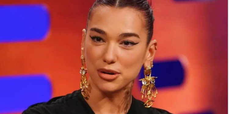 Dua Lipa tregon se si cimerja e saj në Londër e spiunonte te prindërit në Kosovë: Fotografonte dhomën time dhe …..