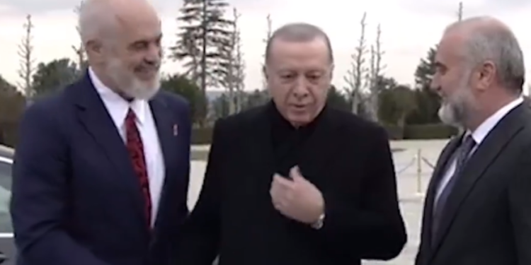 Erdogani shqetësohet për Ramën: A nuk ka të ftohtë ky? (VIDEO)