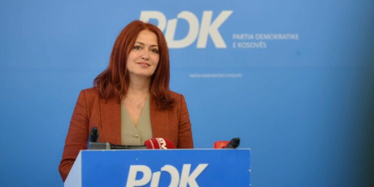 Eliza Hoxha: Prishtina na bashkon, Badoci na ndanë