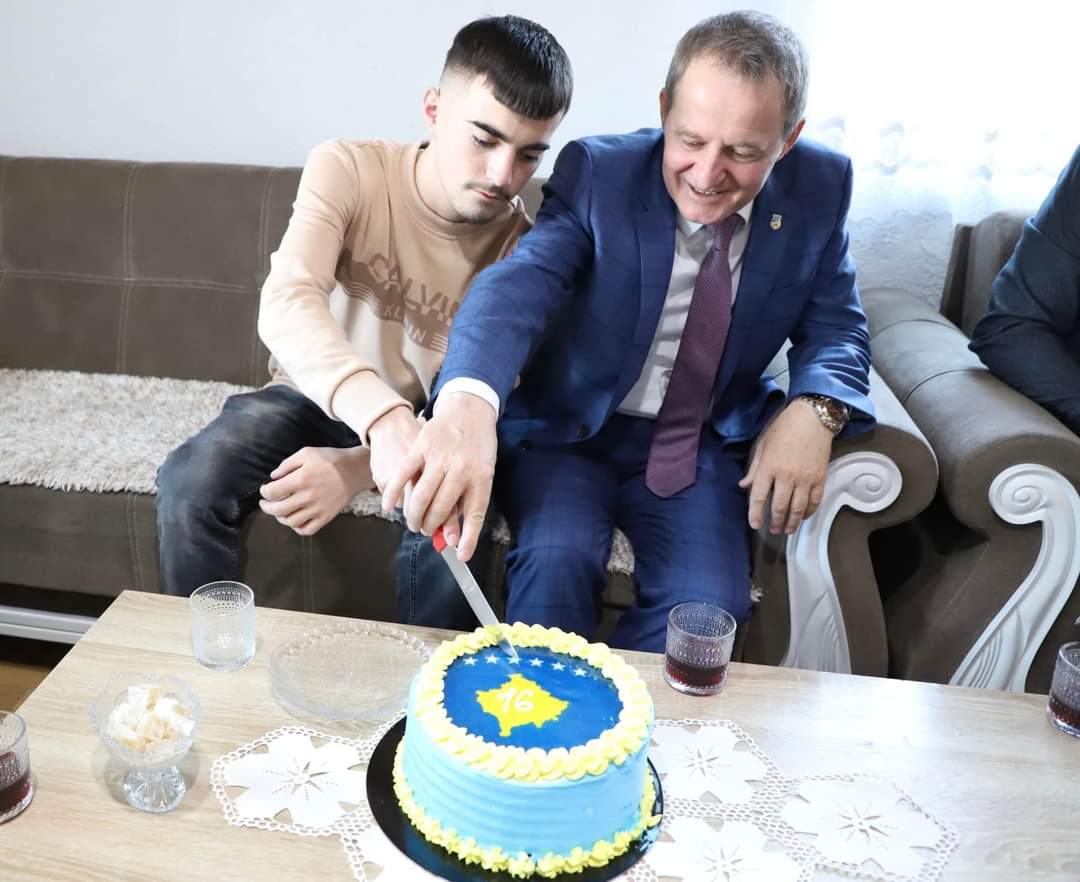 Kryetari Idrizi i ndanë bursë Pavarësimit, 16 vjeçarit që sot festin ditëlindjen