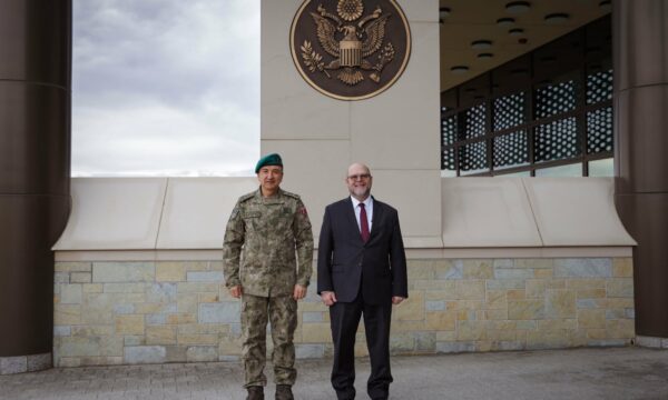 Hovenier: ShBA qëndron fuqishëm krah KFOR’it për ambient të sigurt dhe liri të lëvizjes në Kosovë