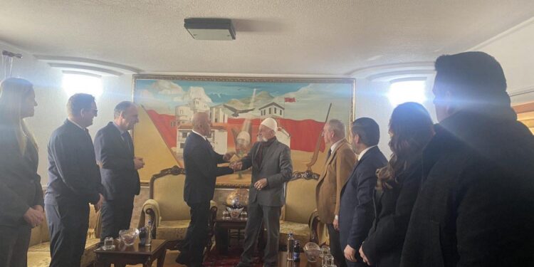 Haradinaj dhe Limaj bëjnë homazhe në Prekaz, priten në kullë nga Rifat Jashari