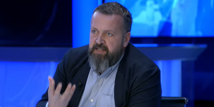 Hoxha deputetëve të PDK-së: Pse merreni me Kurtin kur s’keni kapacitet në vendimet e tij