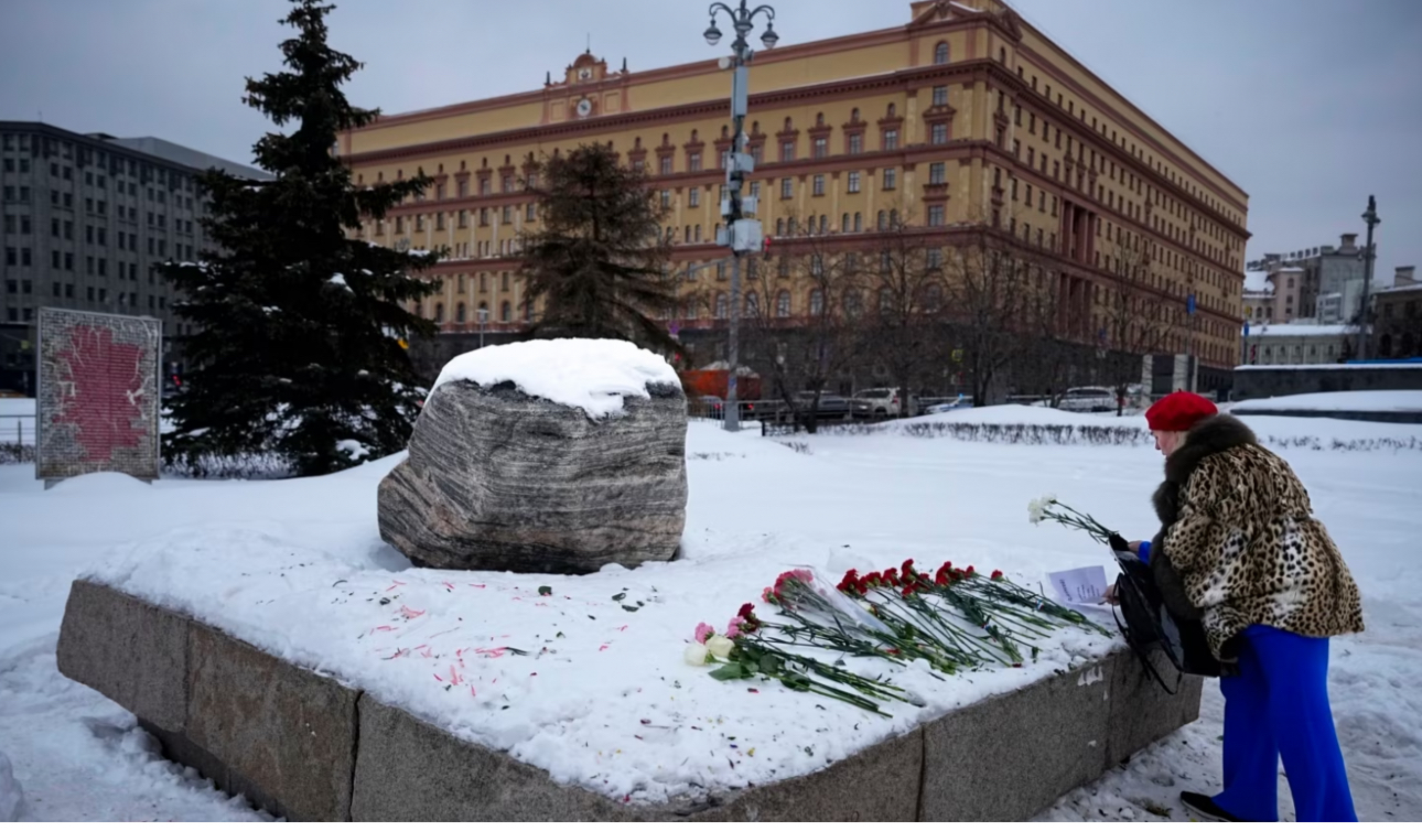 Dhjetëra të arrestuar në Rusi pas homazheve për Navalnyn dhe solidaritetit me Ukrainën