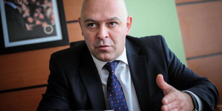 Ardian Gjini: Po të isha në vend të Kurtit, Bërnabiqit do t’ia nxirrja pasaportën diplomatike dhe do t’ia lija në tavolinë
