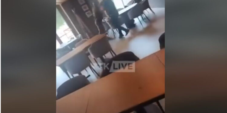 RTK publikon pamjet: Radoiçiq grushton brutalisht Aleksandar Spiriqin