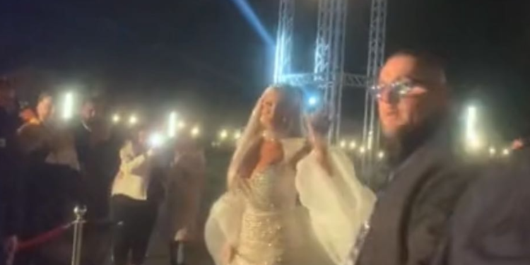 “Kujta, Kujta”, Edona vërshohet nga një pjesë e publikut posa del nga vetura – VIDEO