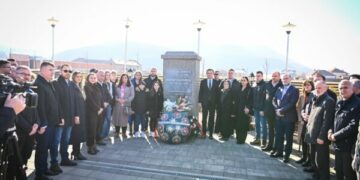Albin Kurti bën homazhe te kompleksi memorial i Ylfete dhe Mentor Humollit