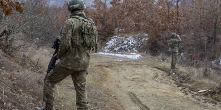 KFOR-i: Ushtarët kryejnë patrullime gjatë ditës dhe natës në pikën kufitare mes Kosovës dhe Serbisë