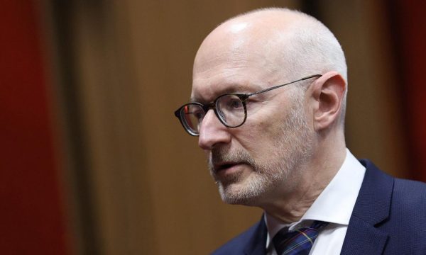 Ambasadori francez: Të suspendohet vendimi i BQK, për dinarin të dialogohet me Serbinë sikurse për rrymën